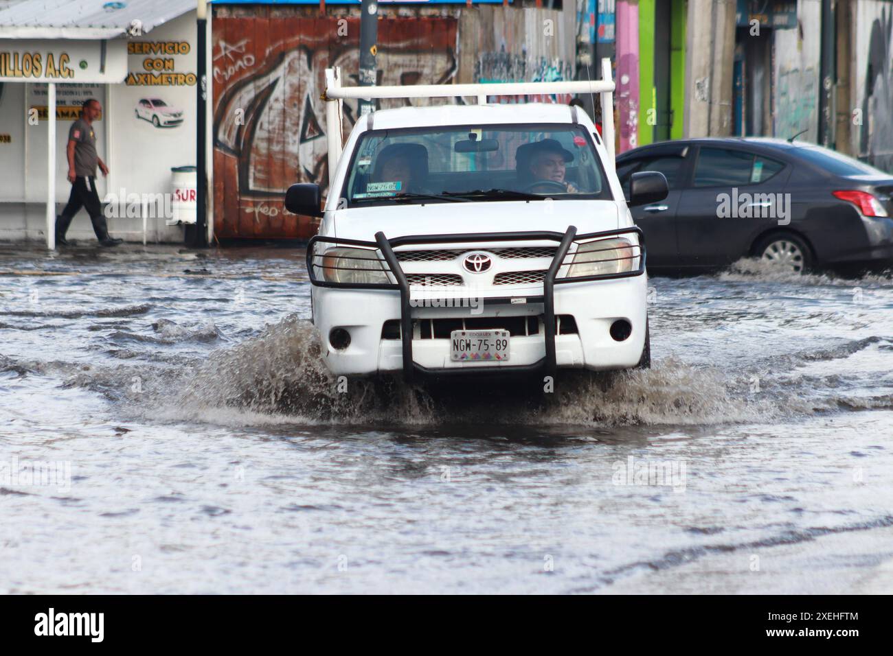 Strade allagate a causa di Heavy Rain Un autista attraversa una strada allagata nel comune di Nezahualcoyotl a causa delle forti piogge registrate ieri. Il 27 giugno 2024 a città del Messico, Messico. Foto di Carlos Santiago/ Eyepix Group città del Messico Messico Copyright: XCarlosxSantiagoxxEyepixxGroupx Foto Stock