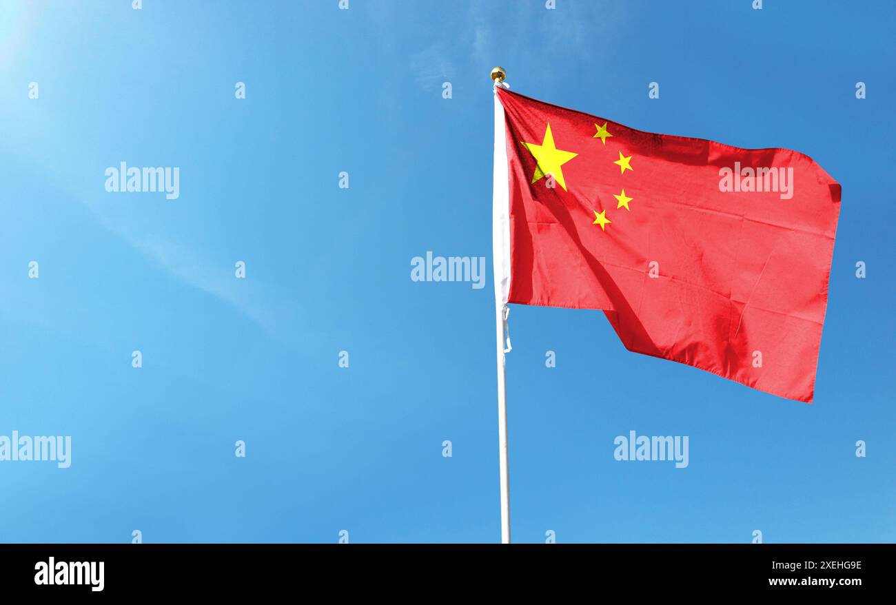 Bandiera cinese sul cielo nuvoloso. vola nel cielo Foto Stock