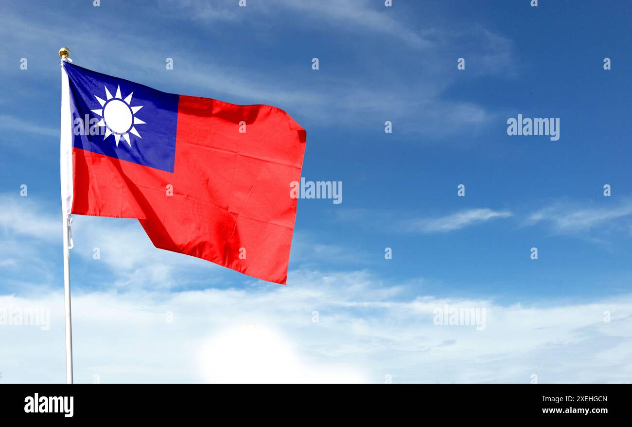 Bandiera di Taiwan sul cielo nuvoloso. sventolando nel cielo Foto Stock