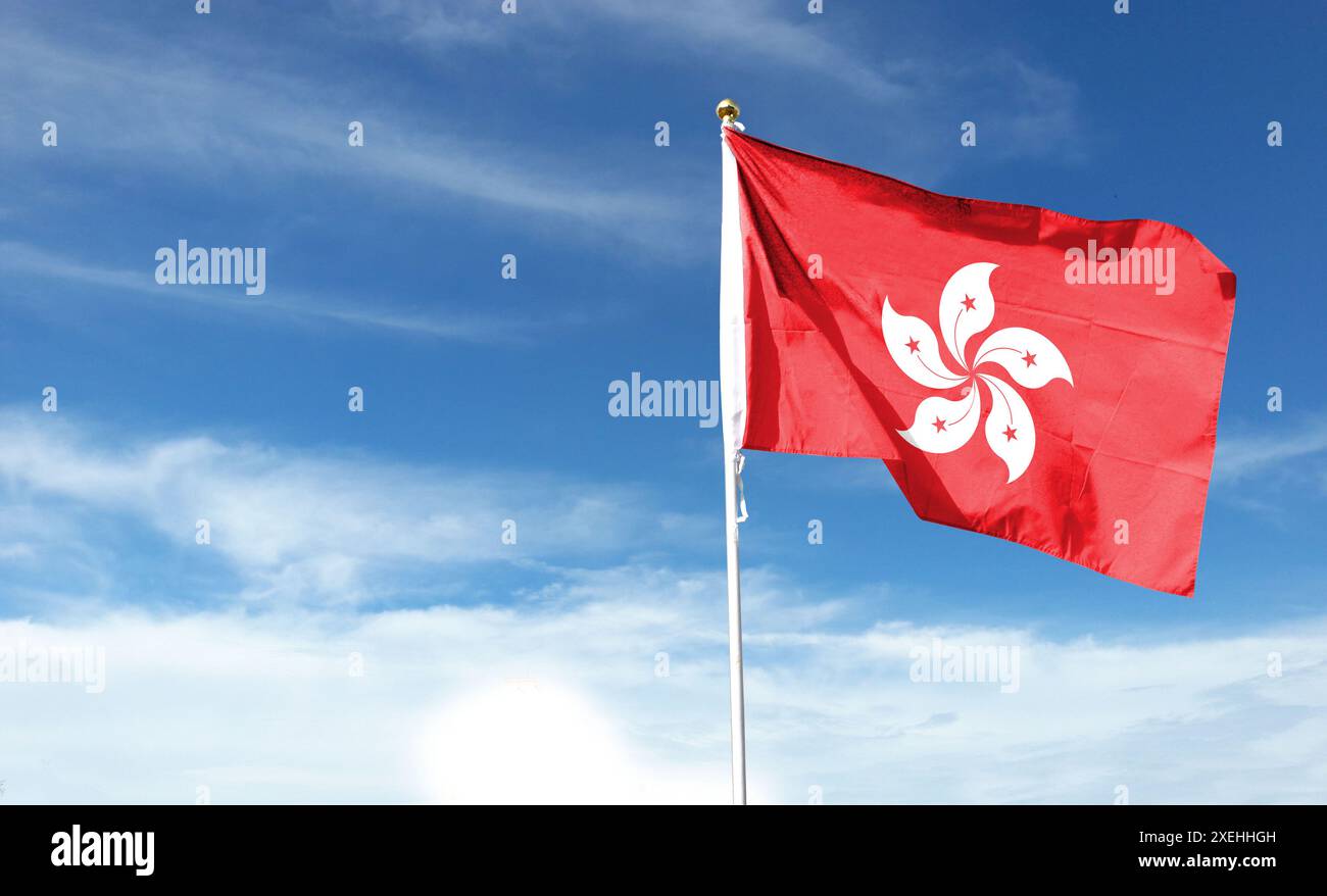 Bandiera di Hong Kong sul cielo nuvoloso. volare nel cielo Foto Stock