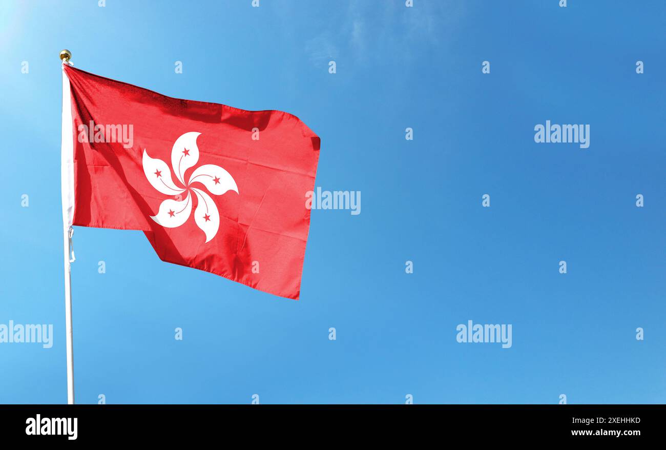 Bandiera di Hong Kong sul cielo nuvoloso. volare nel cielo Foto Stock