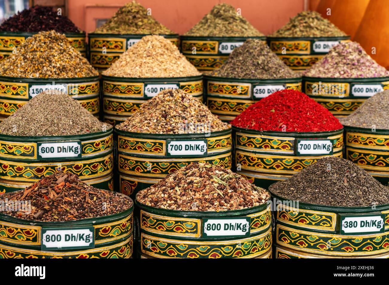 Vista ravvicinata di botti piene di miscele esotiche per tisane nel mercato della vecchia medina nel centro di Marrakech Foto Stock