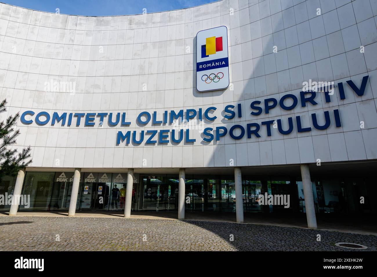 Bucarest, Romania, 30 aprile 2021: Edificio principale del Comitato Olimpico della Romania (Comitetul Olimpico Romano) e Museo dello Sport (Muzeul Sportului) in Foto Stock