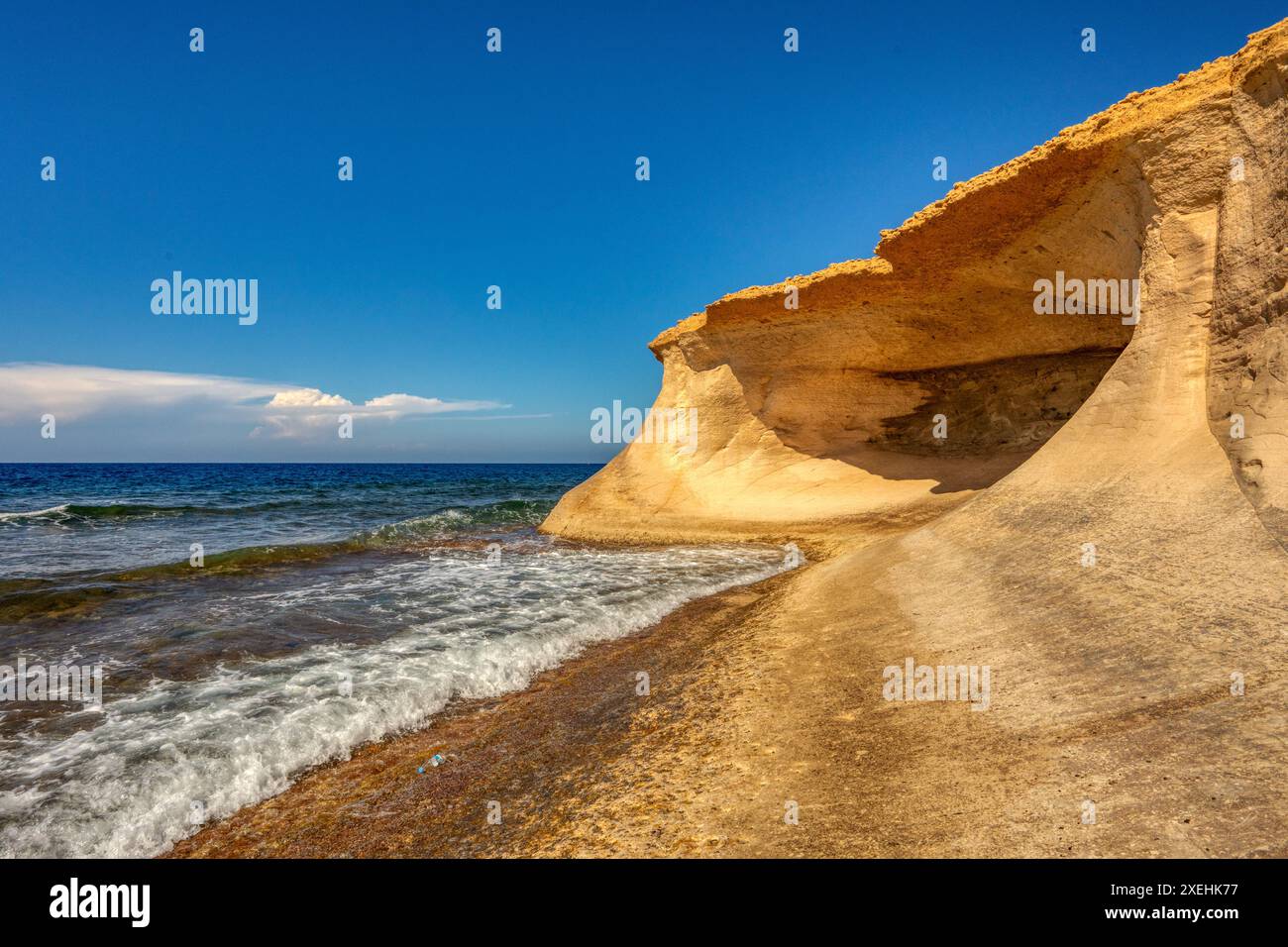 Baia di Xwejni, famosa spiaggia dell'isola di Gozo, Malta. Foto Stock