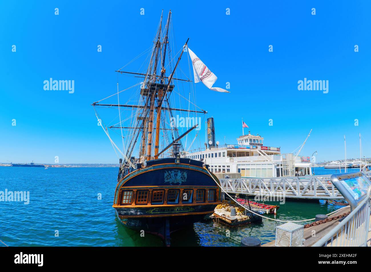 San Diego, California - 16 aprile 2024: Storico traghetto a vapore Berkeley e HMS Surprise attraccati al San Diego Maritime Museum con cielo azzurro e s Foto Stock