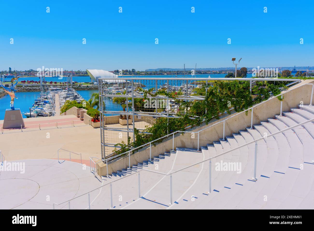 San Diego, California - 16 aprile 2024: Ampia scalinata che porta al punto panoramico che si affaccia sul porticciolo di San Diego. Foto Stock
