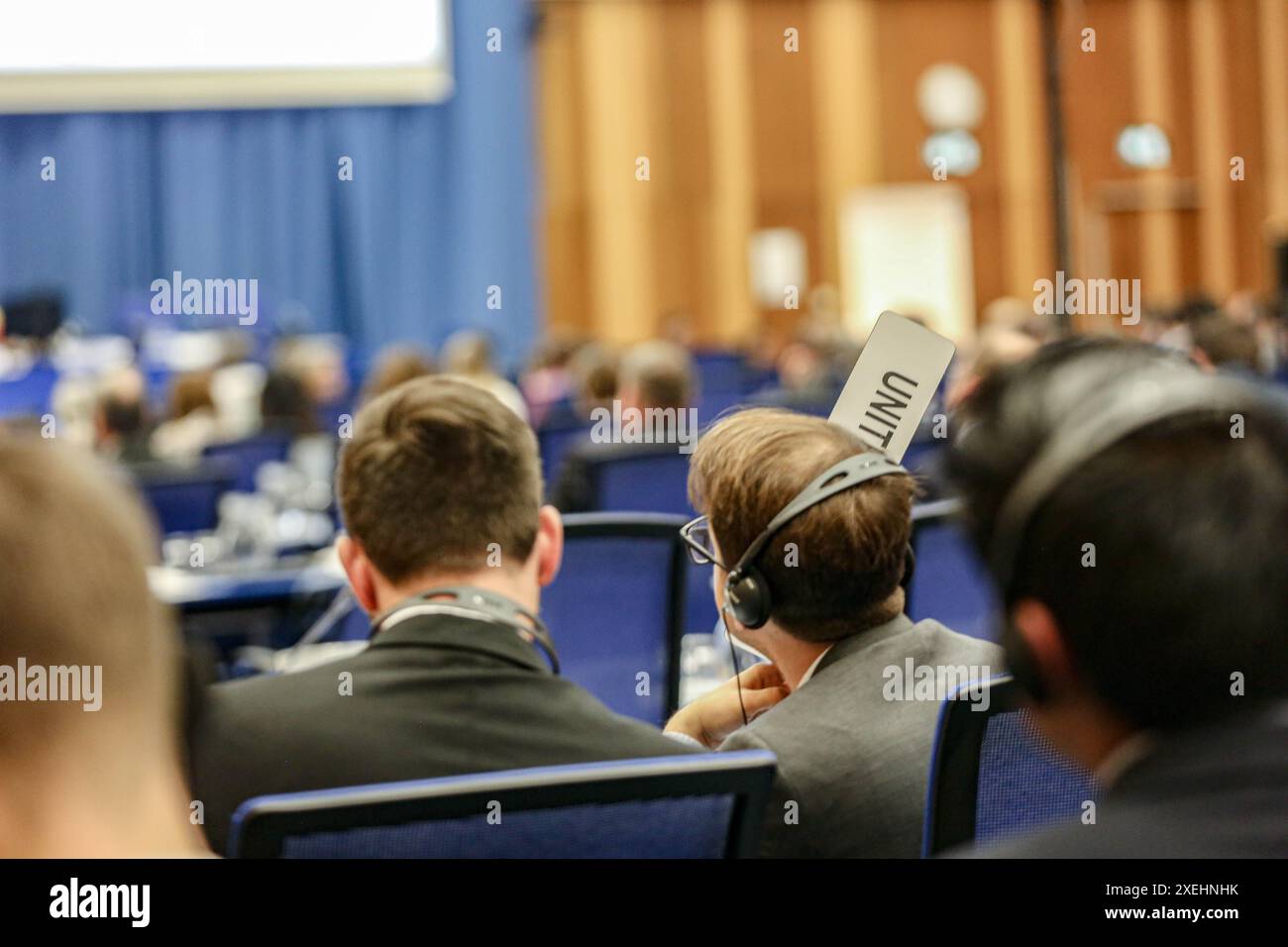 Vienna, Austria, Austria. 27 giugno 2024. Un delegato statunitense solleva il tag del nome degli Stati Uniti per una domanda o una dichiarazione durante la discussione e il processo di modifica del 67° COPUOS. La conferenza COPUOS riunisce i 102 membri per esaminare e promuovere la cooperazione internazionale negli usi pacifici dello spazio esterno, nonché per esaminare le questioni giuridiche derivanti dall'esplorazione dello spazio esterno. (Credit Image: © Bianca Otero/ZUMA Press Wire) SOLO PER USO EDITORIALE! Non per USO commerciale! Foto Stock