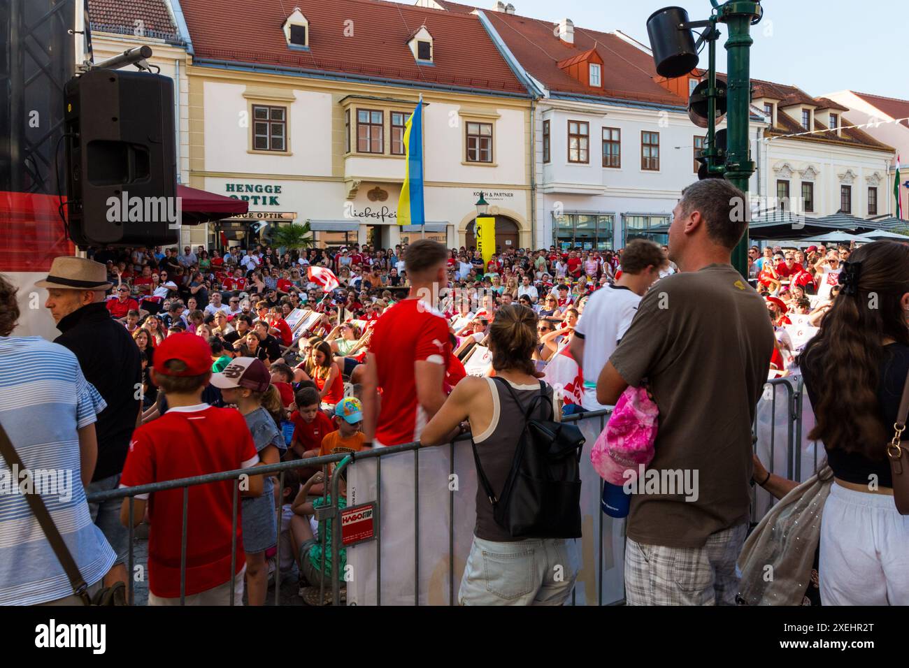 Tifosi austriaci che guardano il Campionato europeo di calcio UEFA "Euro 2024" sullo schermo pubblico (Austria vs Paesi Bassi), Eisenstadt, Austria Foto Stock