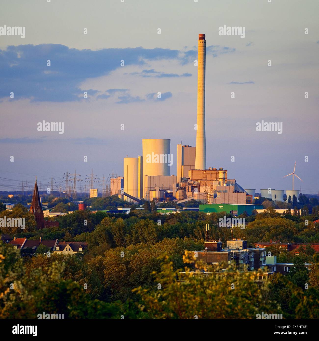 Vista dal cumulo di scorie di Plutone alla centrale termica di Herne con il suo camino alto 300 metri Foto Stock