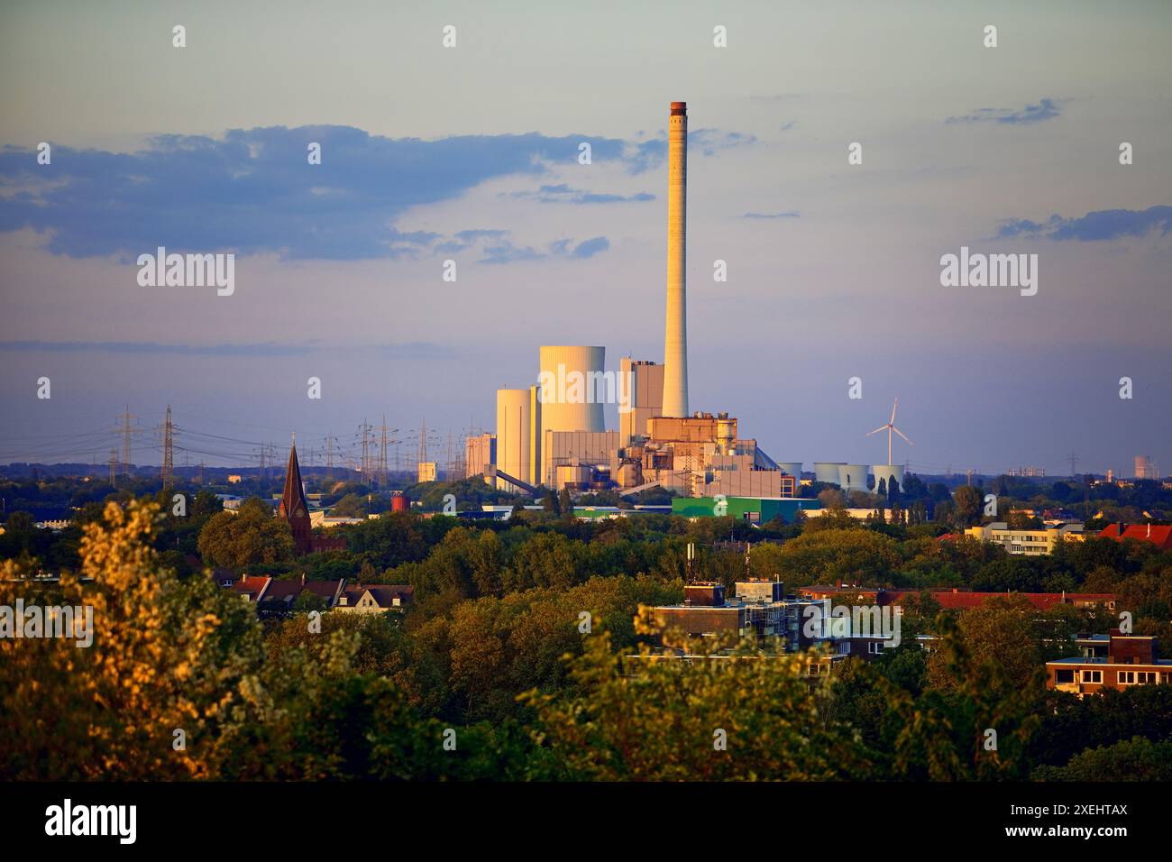 Vista dal cumulo di scorie di Plutone alla centrale termica di Herne con il suo camino alto 300 metri Foto Stock