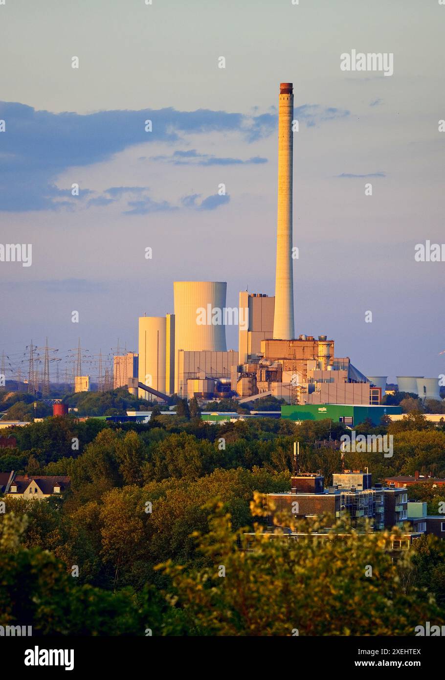 Vista dal cumulo di scorie di Plutone alla centrale termica di Herne con il suo camino alto 300 metri Foto Stock