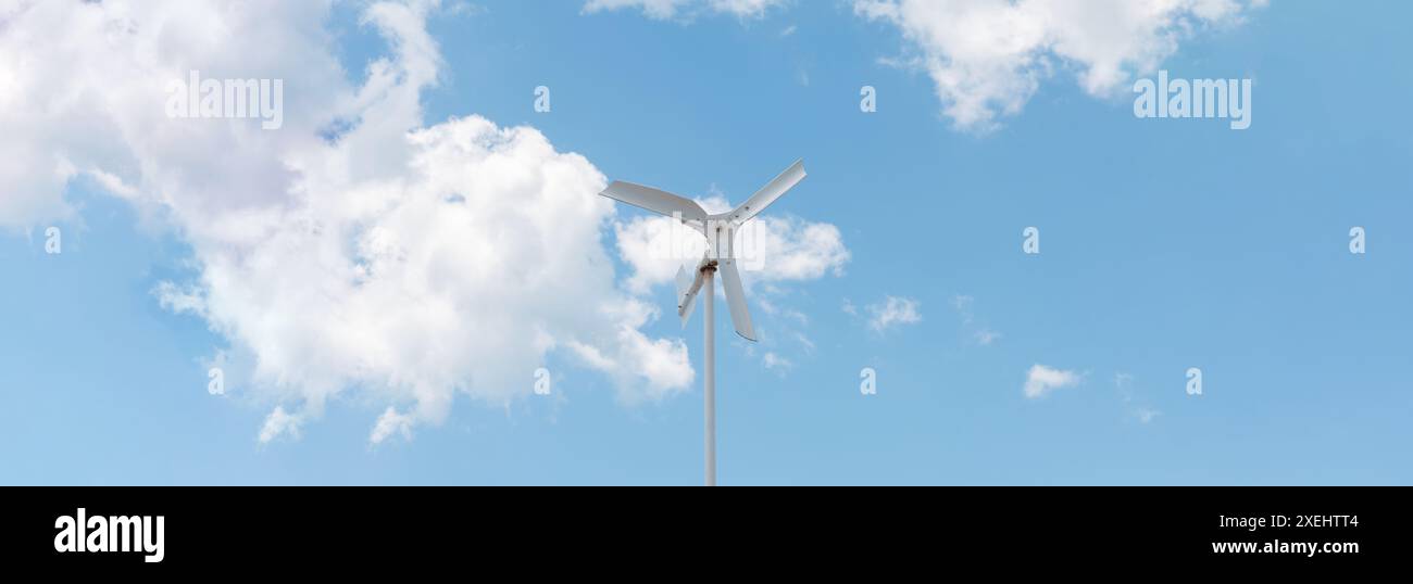 Turbina eolica moderna: Energia pulita e rinnovabile in un cielo blu, innovazione ecocompatibile per l'energia sostenibile e un futuro più verde Foto Stock