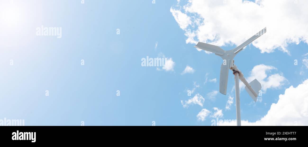 Turbina eolica moderna: Energia pulita e rinnovabile in un cielo blu, innovazione ecocompatibile per l'energia sostenibile e un futuro più verde Foto Stock