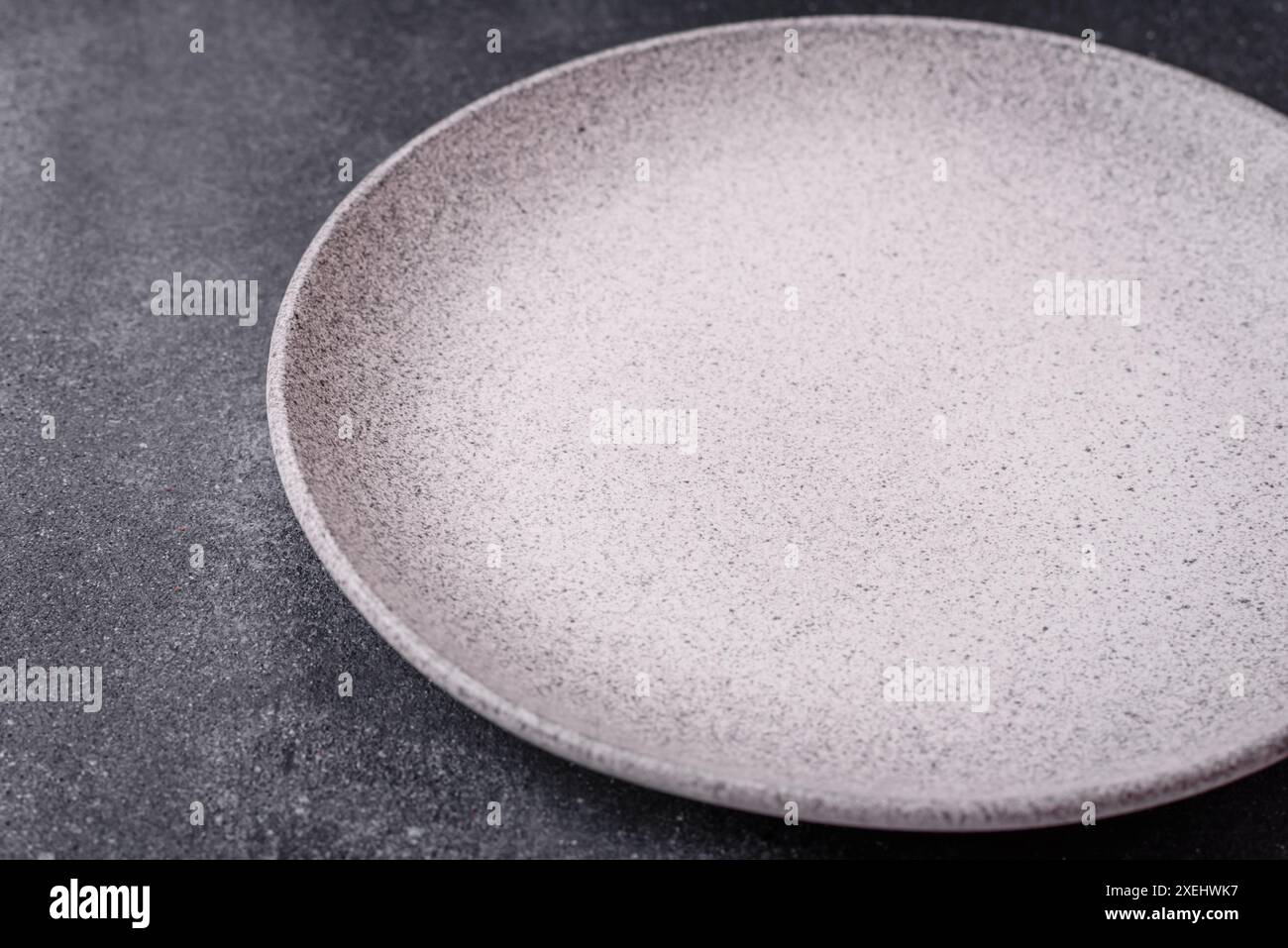 Svuotare la piastra rotonda in ceramica come elemento di utensili da cucina Foto Stock