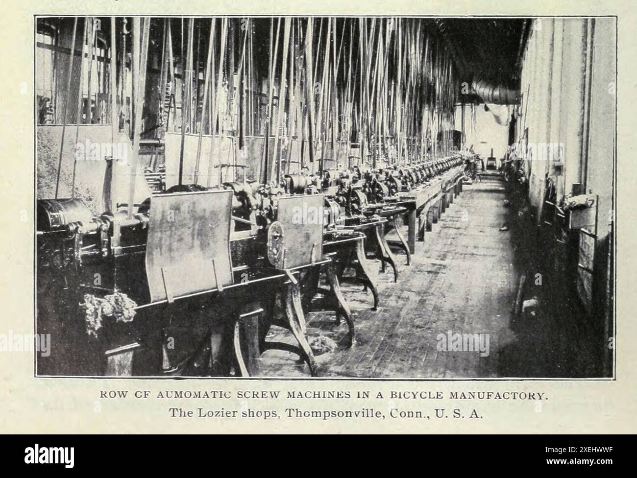 FILA DI MACCHINE A VITE AUMOMATIC IN FABBRICA DI BICICLETTE. I negozi Lozier. Thompsonville, Conn., U. S. A. dall'articolo THE REVOLUTION IN MACHINE-SHOP PRACTICE. Di Henry Roland. PARTE II LO SVILUPPO DELLA MACCHINA A VITE AUTOMATICA. Dalla rivista Engineering dedicata al progresso industriale volume XVIII 1899-1900 The Engineering Magazine Co Foto Stock