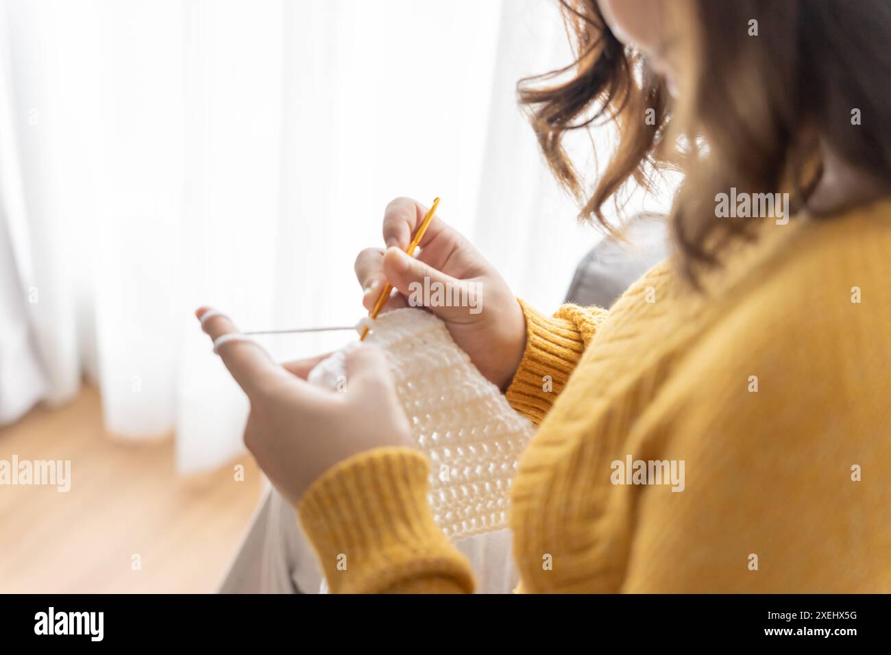 Donna asiatica incinta che si prepara per il bambino maglieria vestiti invernali bambino gravidanza madre uncinetto bambino panno a casa vita positiva mo Foto Stock