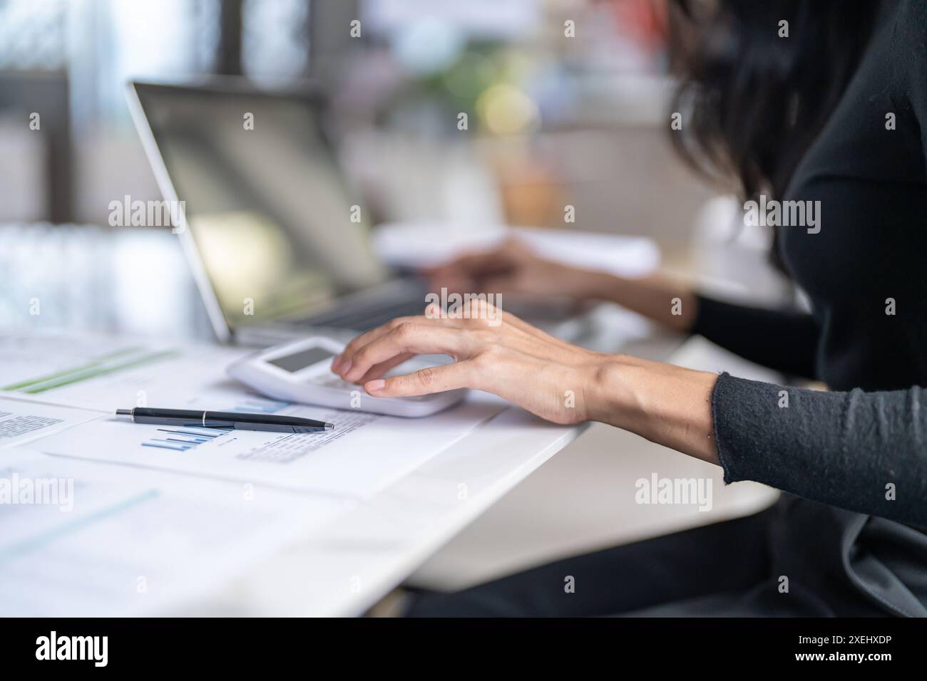 Lavorare utilizzando un computer portatile su un tavolo di legno. Mani che digitano su una tastiera.tecnologia concetto di e-commerce Foto Stock