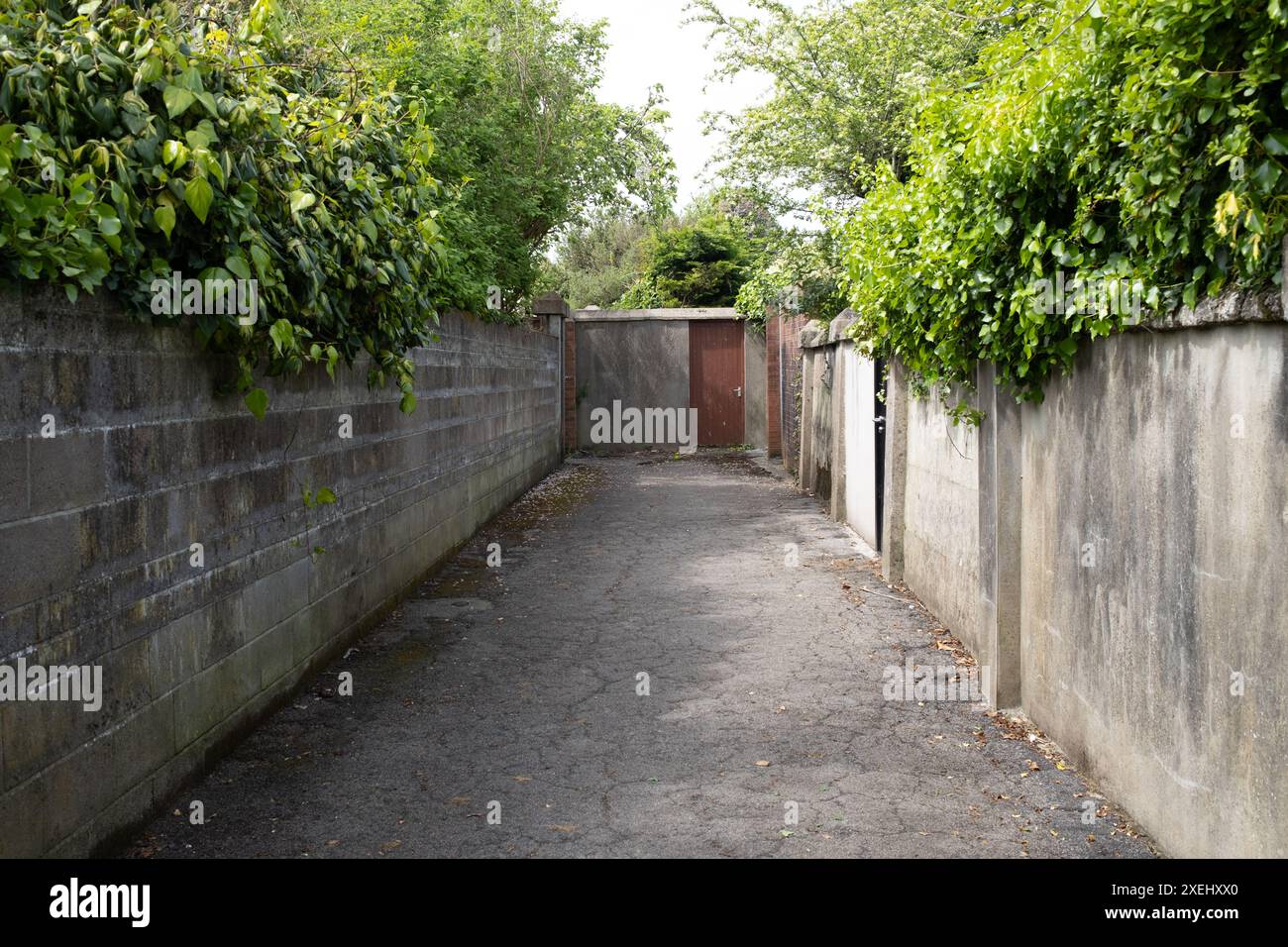 Lane che conduce al Tto He Recreation Ground a Penarth nel Galles del Sud Foto Stock