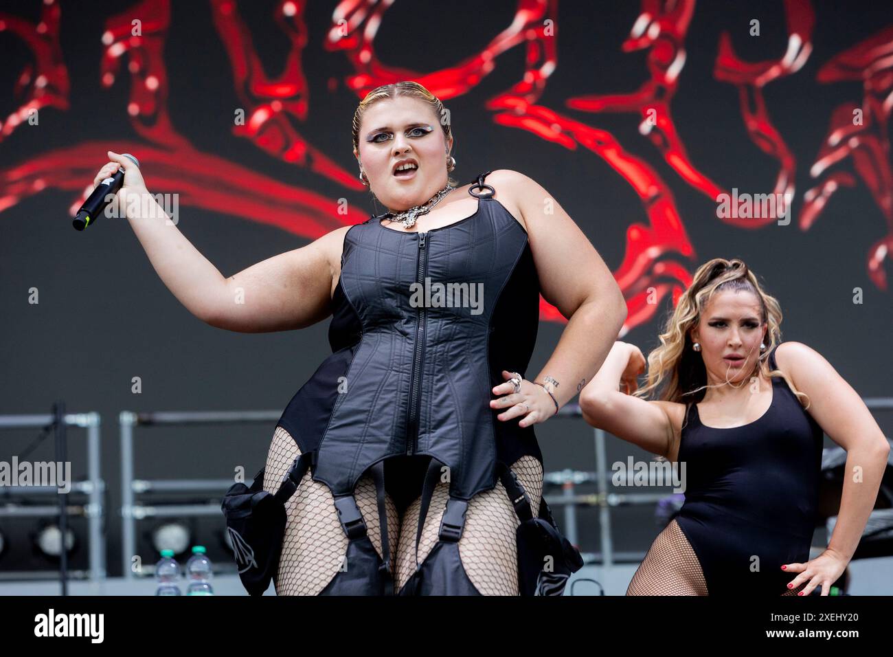 Milano, Italia. 27 giugno 2024. BigMama si esibisce dal vivo in concerto durante l'IDAYS Festival all'Ippodromo SNAI di Milano, il 27 giugno 2024 (foto di Mairo Cinquetti/NurPhoto) crediti: NurPhoto SRL/Alamy Live News Foto Stock