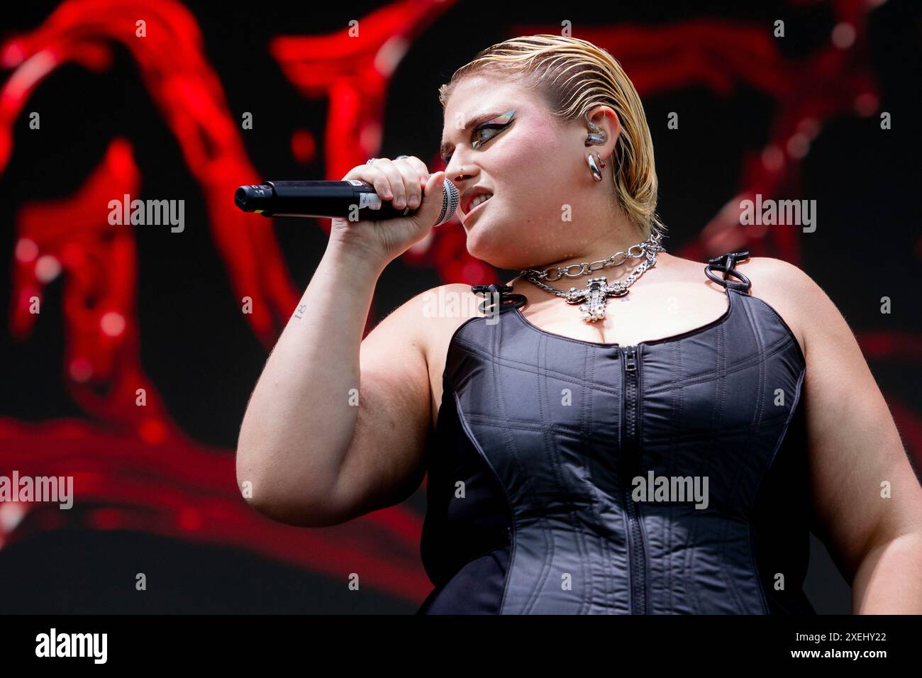 Milano, Italia. 27 giugno 2024. BigMama si esibisce dal vivo in concerto durante l'IDAYS Festival all'Ippodromo SNAI di Milano, il 27 giugno 2024 (foto di Mairo Cinquetti/NurPhoto) crediti: NurPhoto SRL/Alamy Live News Foto Stock