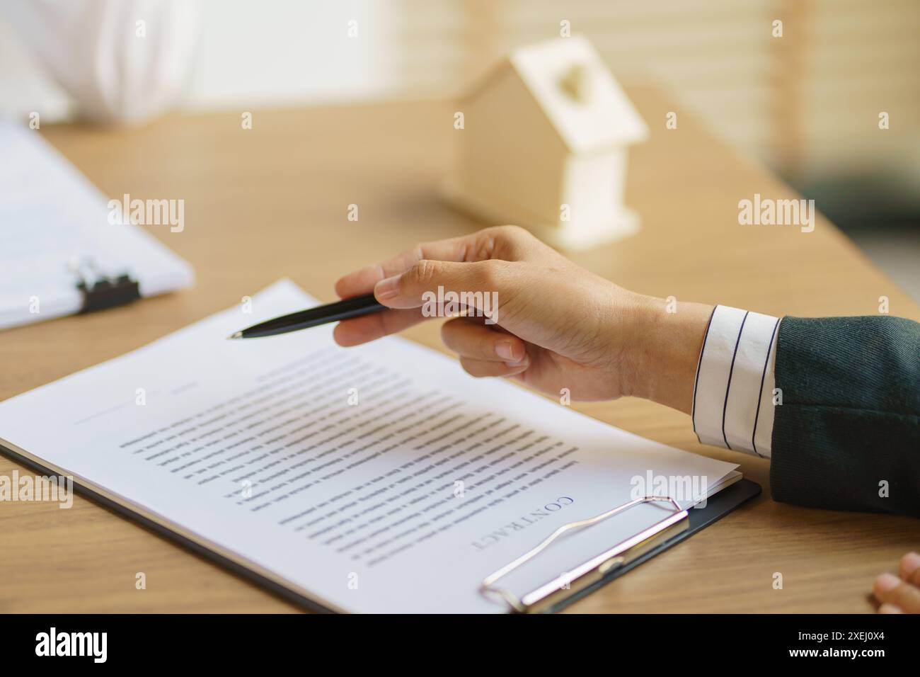 Documento del modulo di richiesta di consulenza da parte del responsabile vendite, considerando l'offerta di mutui ipotecari per l'assicurazione di auto e case. Immobili Foto Stock