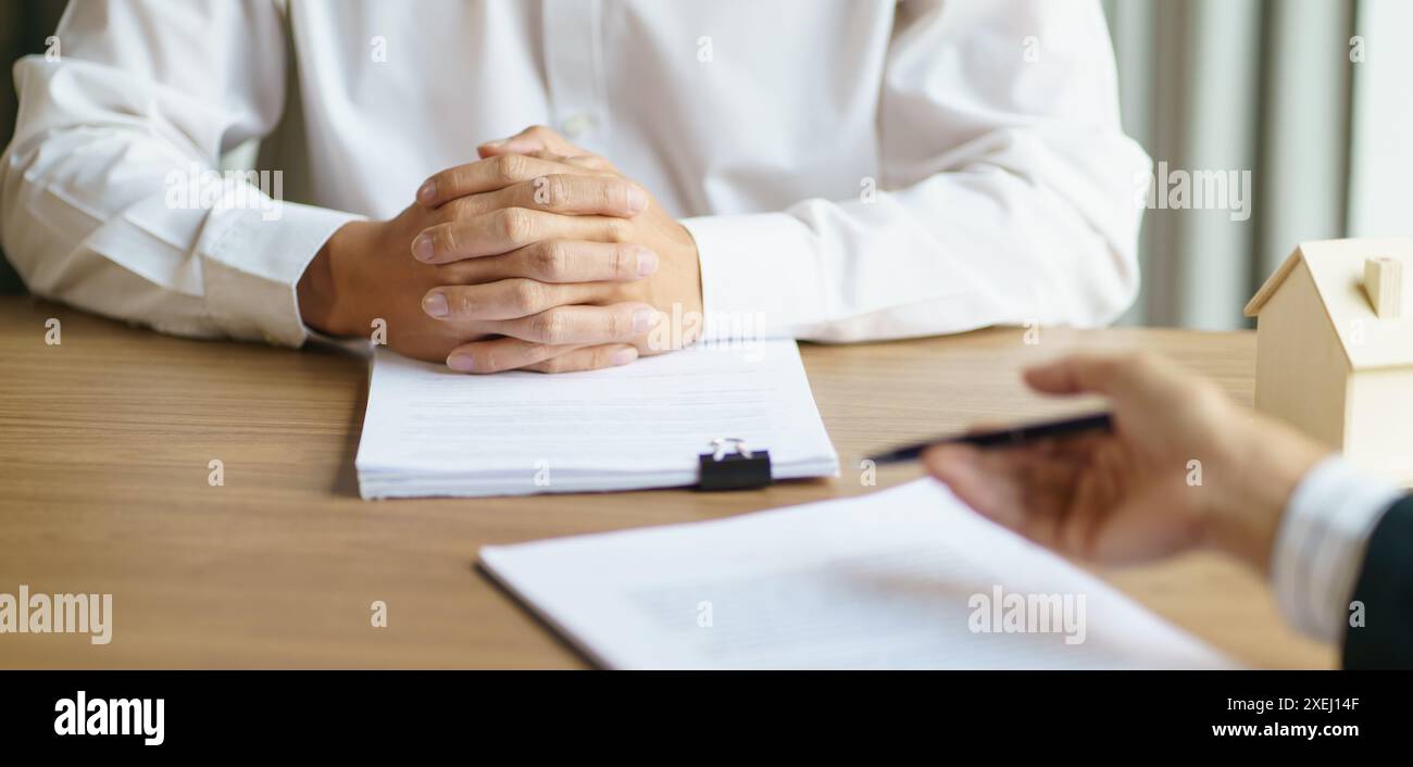Documento del modulo di richiesta di consulenza da parte del responsabile vendite, considerando l'offerta di mutui ipotecari per l'assicurazione di auto e case. Immobili Foto Stock