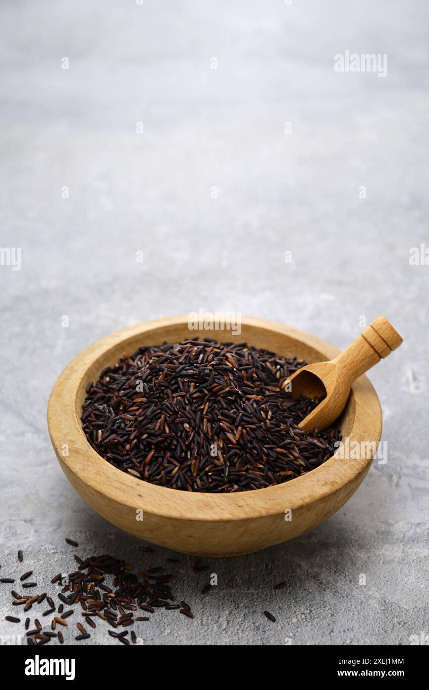 Riso ai mirtilli tailandese, senza glutine, superfood. copia spazio. Foto Stock