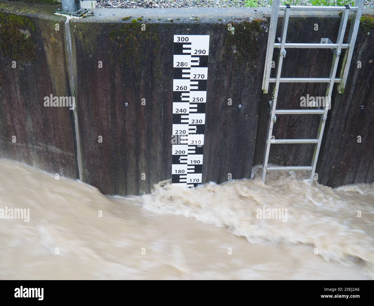 Livello dell'acqua di un flusso durante l'inondazione. Foto Stock