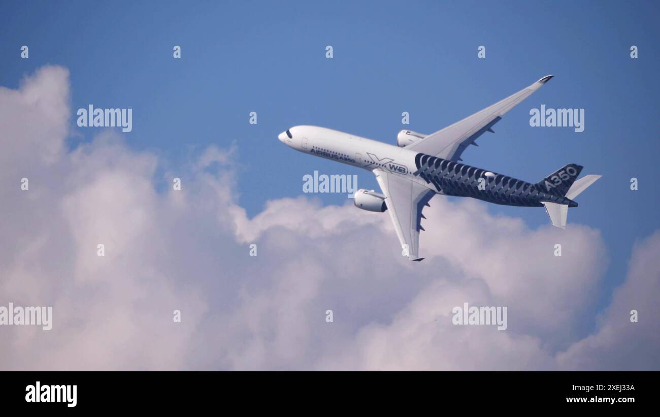 Mosca Russia Zhukovsky Airfield 25 luglio 2021: Aereo passeggeri Airbus A350 nel volo dimostrativo internazionale a Foto Stock