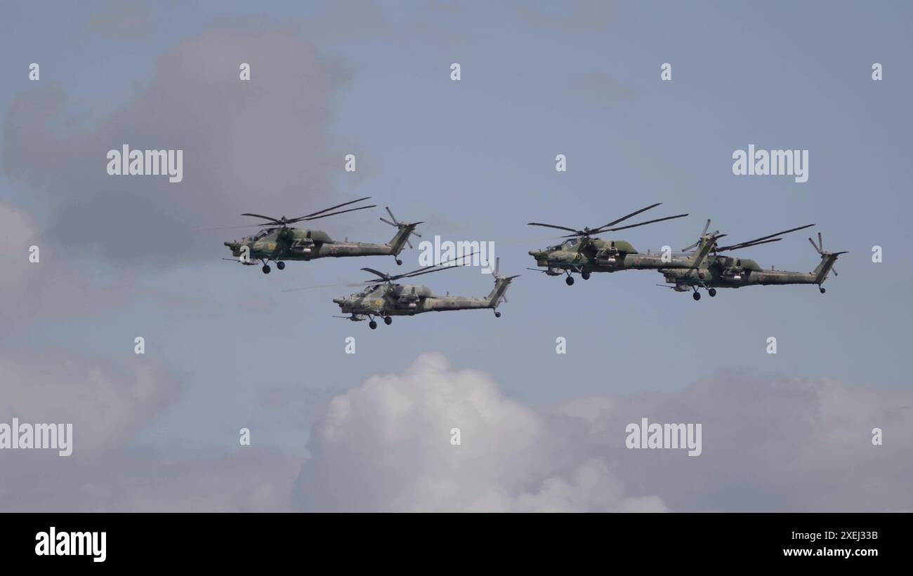 KUBINKA, RUSSIA - 15 maggio 2021: Elicotteri d'attacco MIL mi-28, STRIZHI Aerobatic Team 30th Anniversary Event Foto Stock