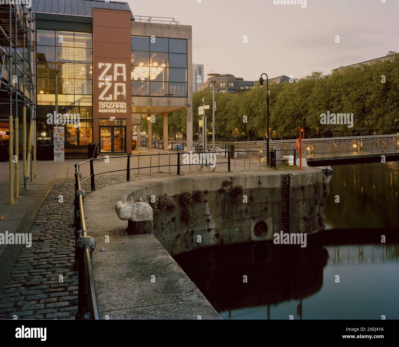 IN QUESTO GIORNO - 7 giugno 2020. La statua di Edward Colston, una figura controversa a causa dei suoi legami con il commercio degli schiavi, fu rovesciata e gettata a Bris Foto Stock