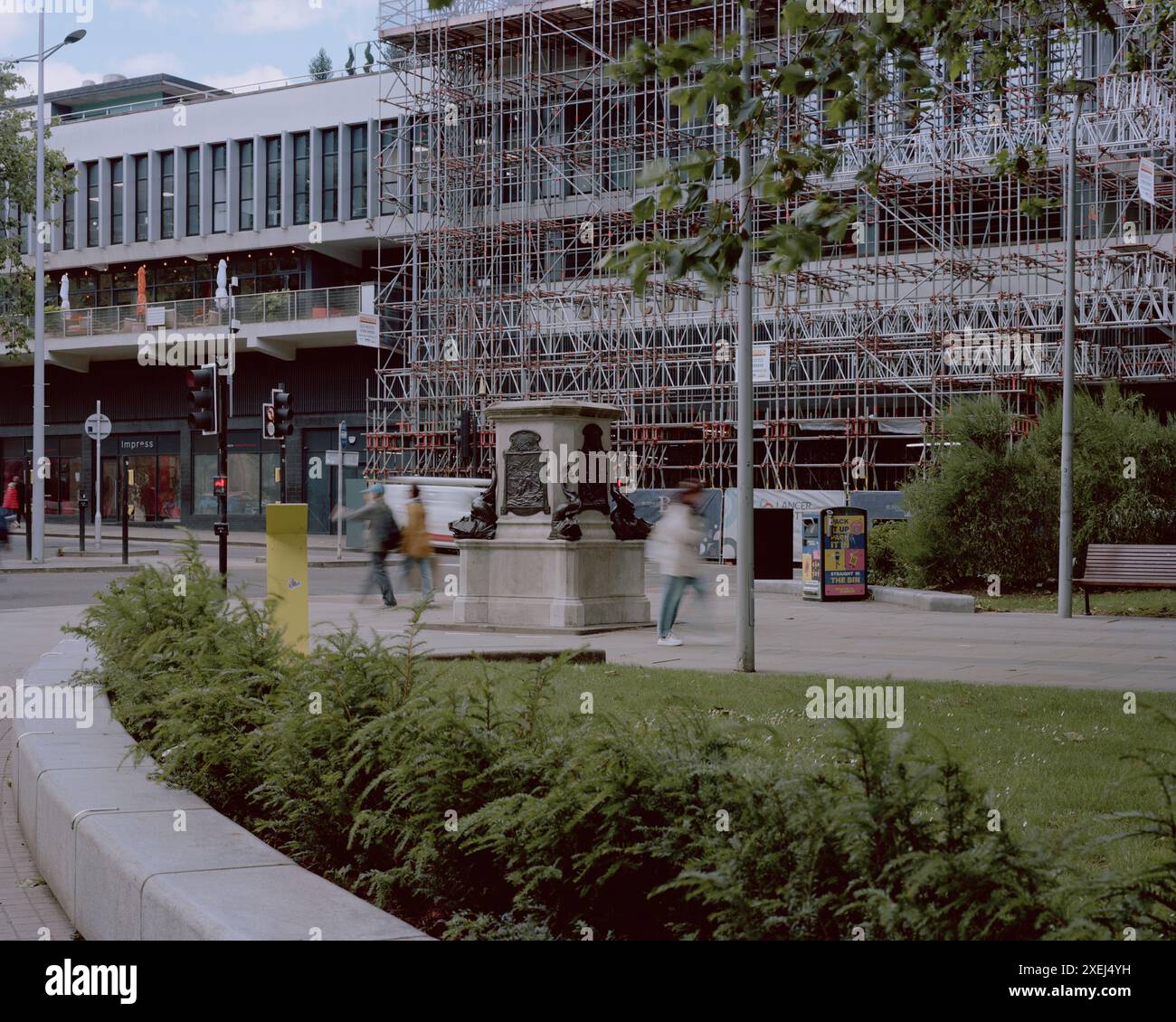 IN QUESTO GIORNO - 7 giugno 2020. La statua di Edward Colston, una figura controversa a causa dei suoi legami con il commercio degli schiavi, fu rovesciata e gettata a Bris Foto Stock
