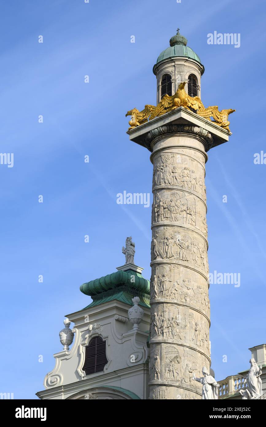 Vienna, Austria - colonna di pietra di Lorenzo Mattielli a Karlskirche di Fischer von Erlach Foto Stock
