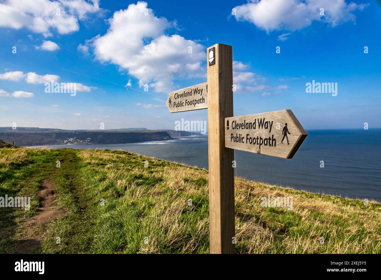 Cleveland Way Finger Post, Runswick Bay da Kettleness, North Yorkshire Coast Foto Stock