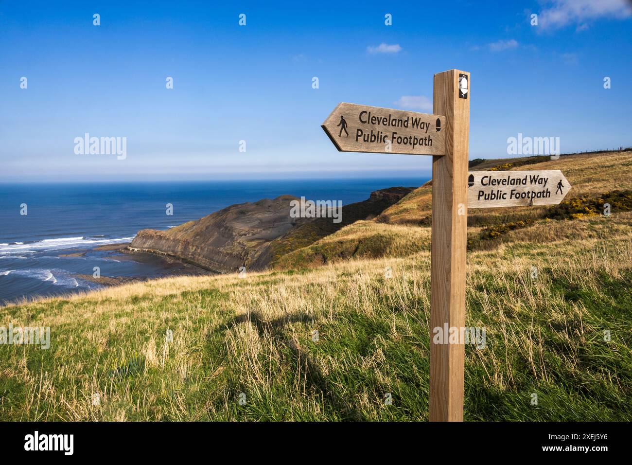 Cleveland Way Finger Post, Runswick Bay da Kettleness, North Yorkshire Coast Foto Stock