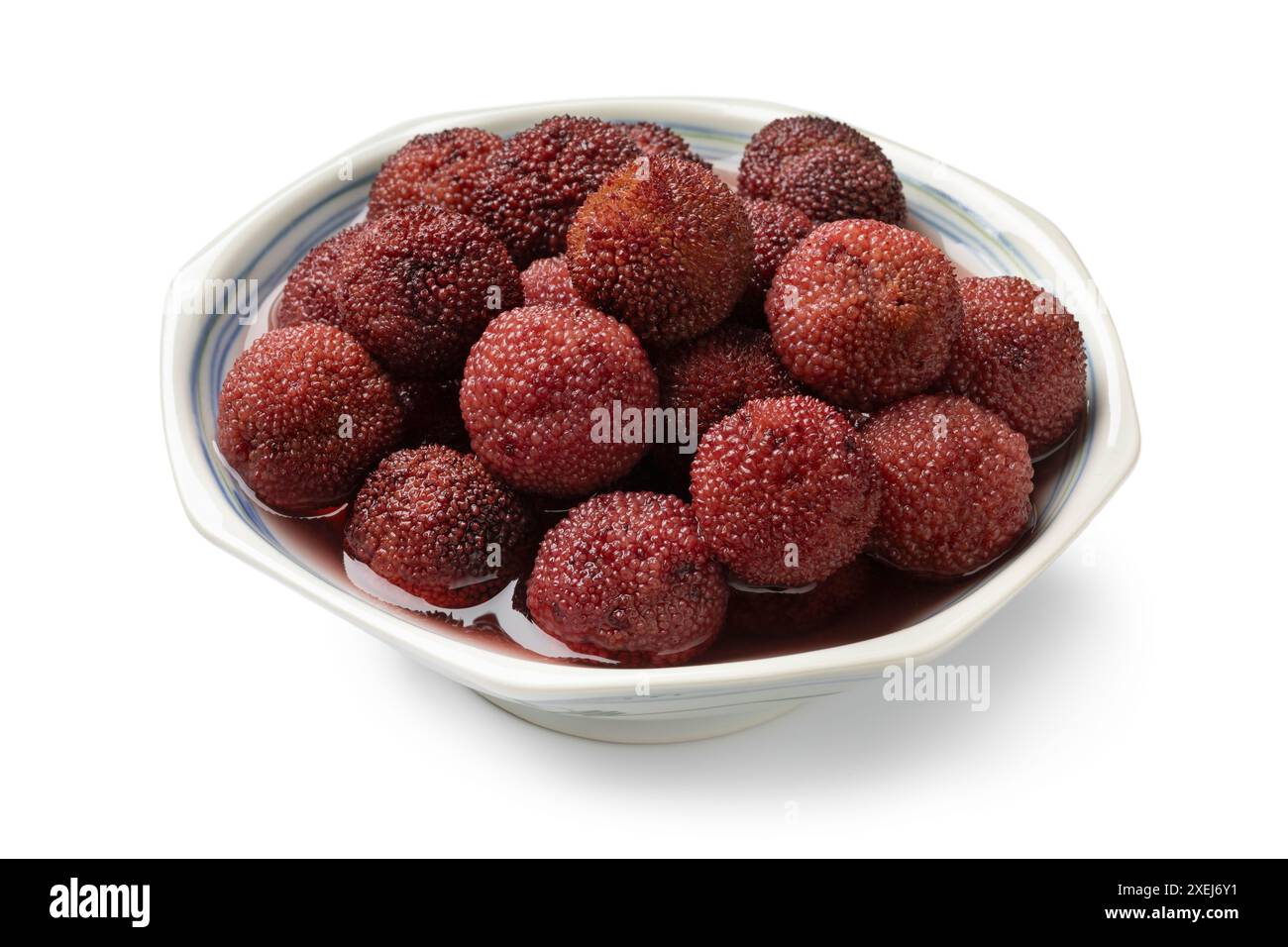 Ciotola bianca con bacche di Arbutus in sciroppo primo piano isolata su sfondo bianco Foto Stock
