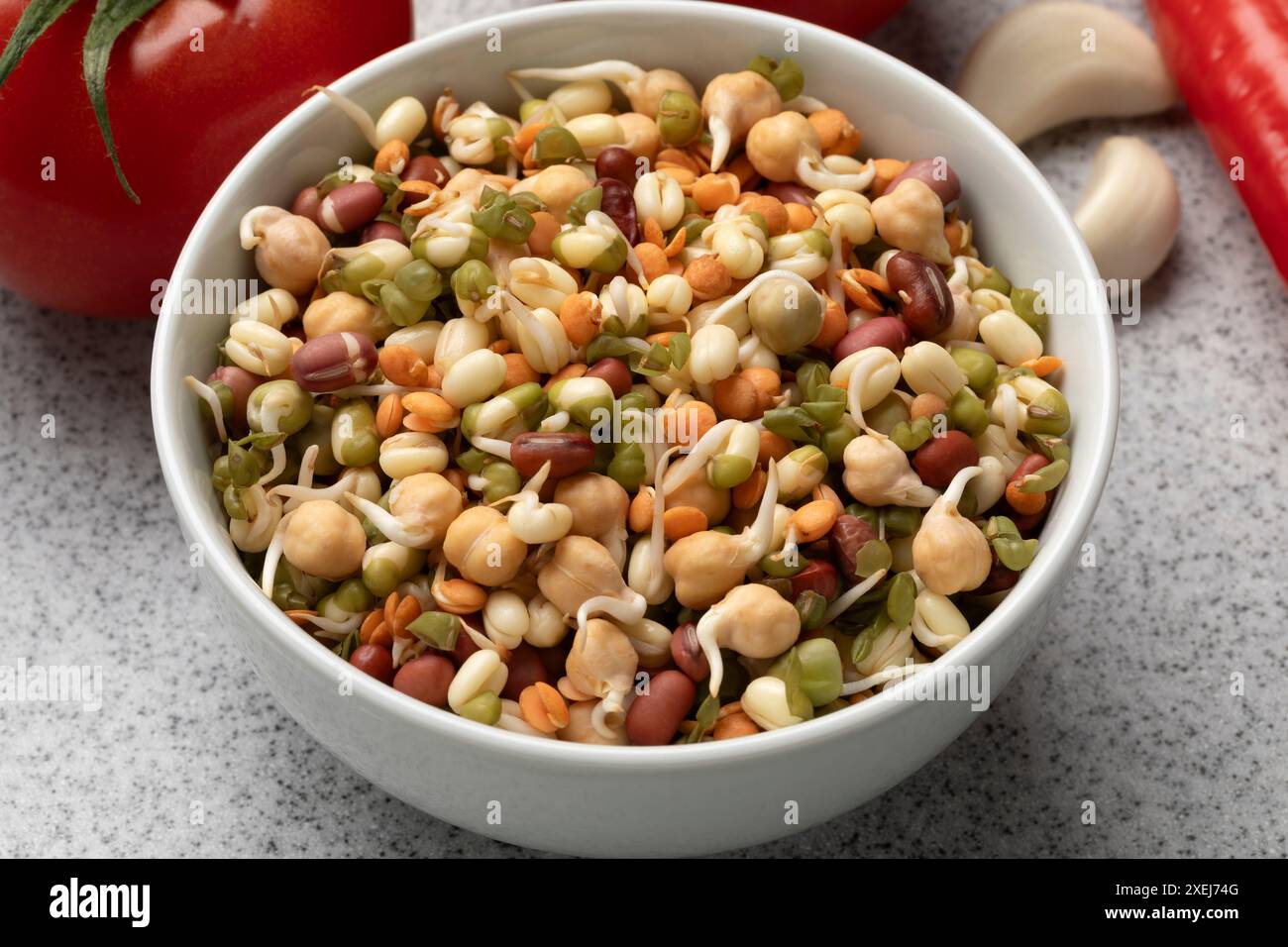Ciotola con una miscela di germogli freschi e colorati da vicino per un pasto sano Foto Stock