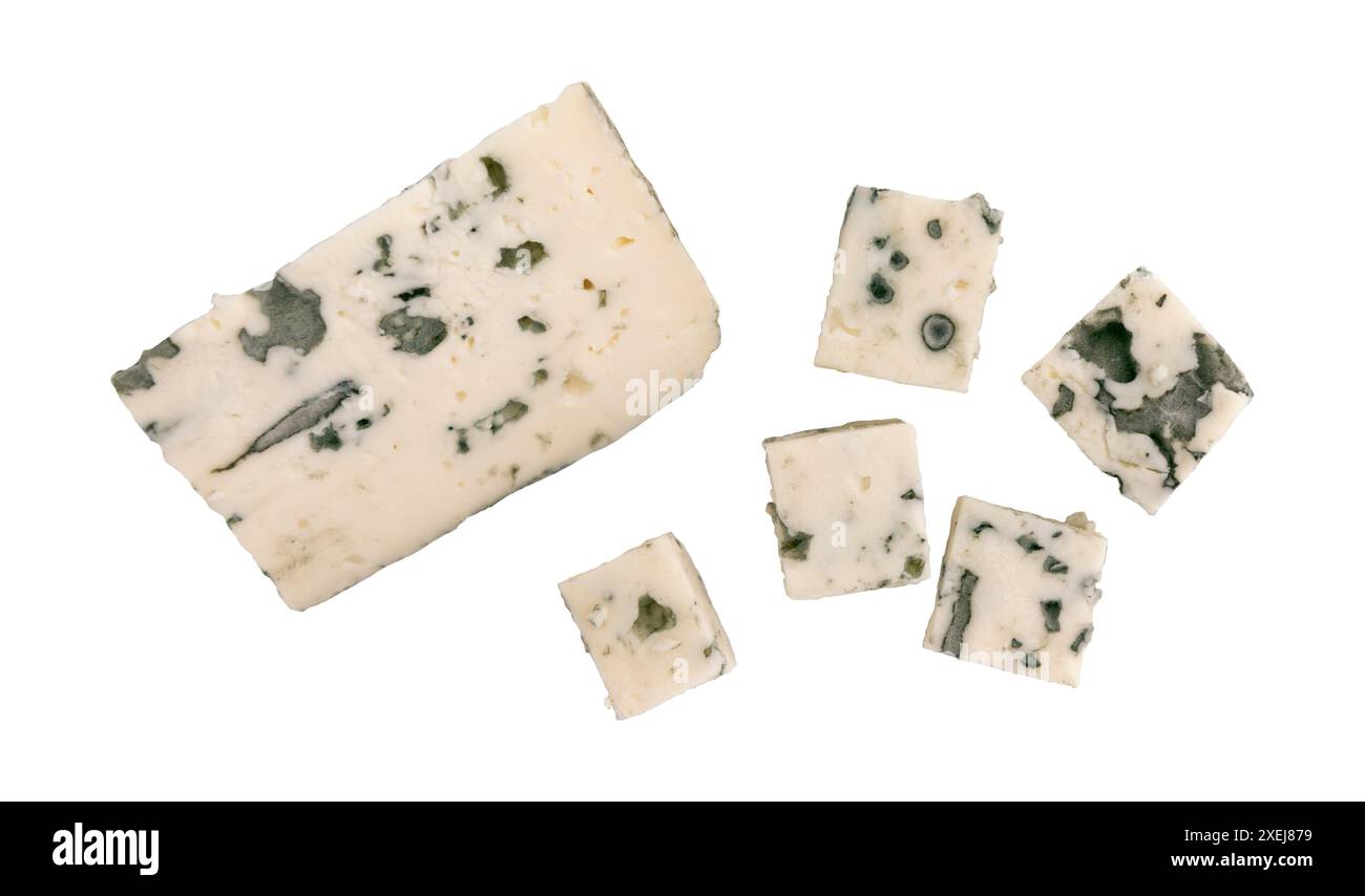 formaggio con muffa blu isolato su sfondo bianco con percorso di ritaglio, pezzi di formaggio con muffa Foto Stock
