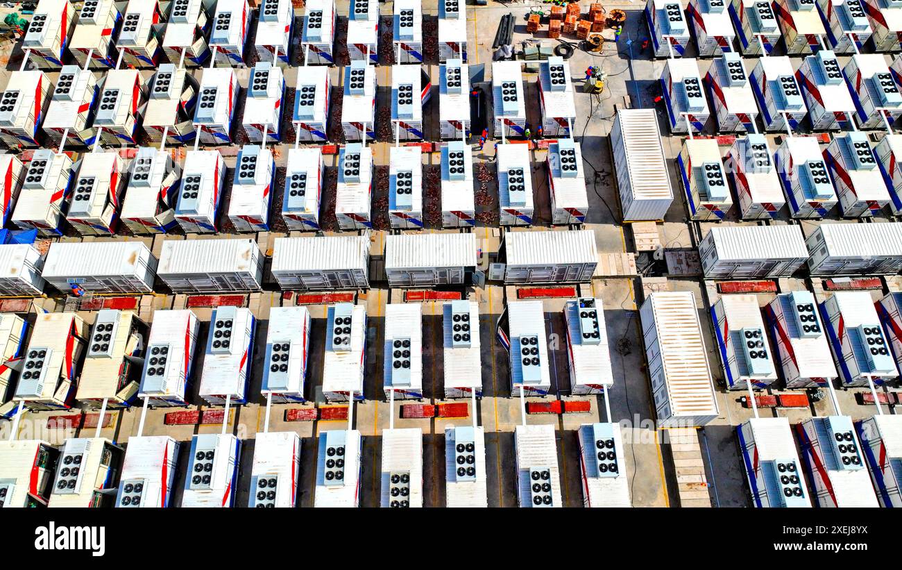 ZHANGYE, CINA - 27 GIUGNO 2024 - i costruttori stanno installando, installando e mettendo in funzione il sistema di accumulo dell'energia della batteria a flusso di vanadio a 250 MW/10 Foto Stock