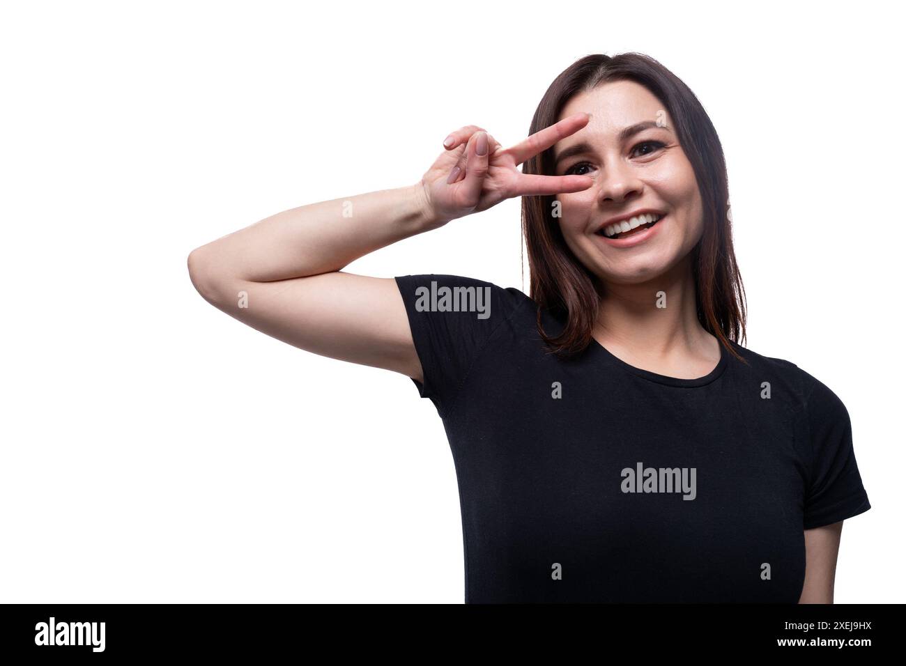 Giovane donna bruna snella con capelli corti e dritti che indossa una T-shirt nera Foto Stock