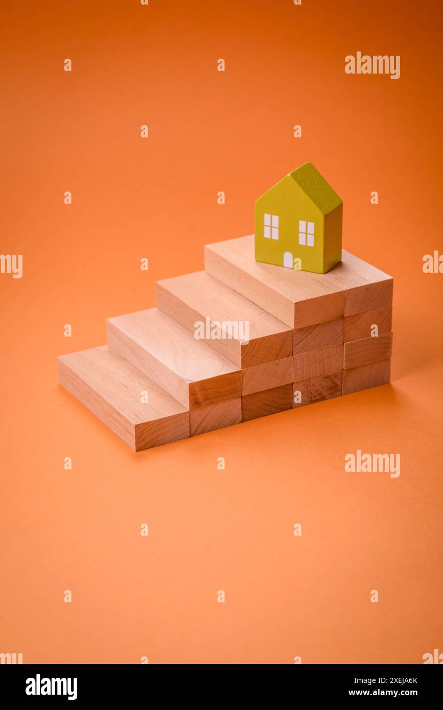 Una piccola casa in legno come idea per investire nella propria casa Foto Stock