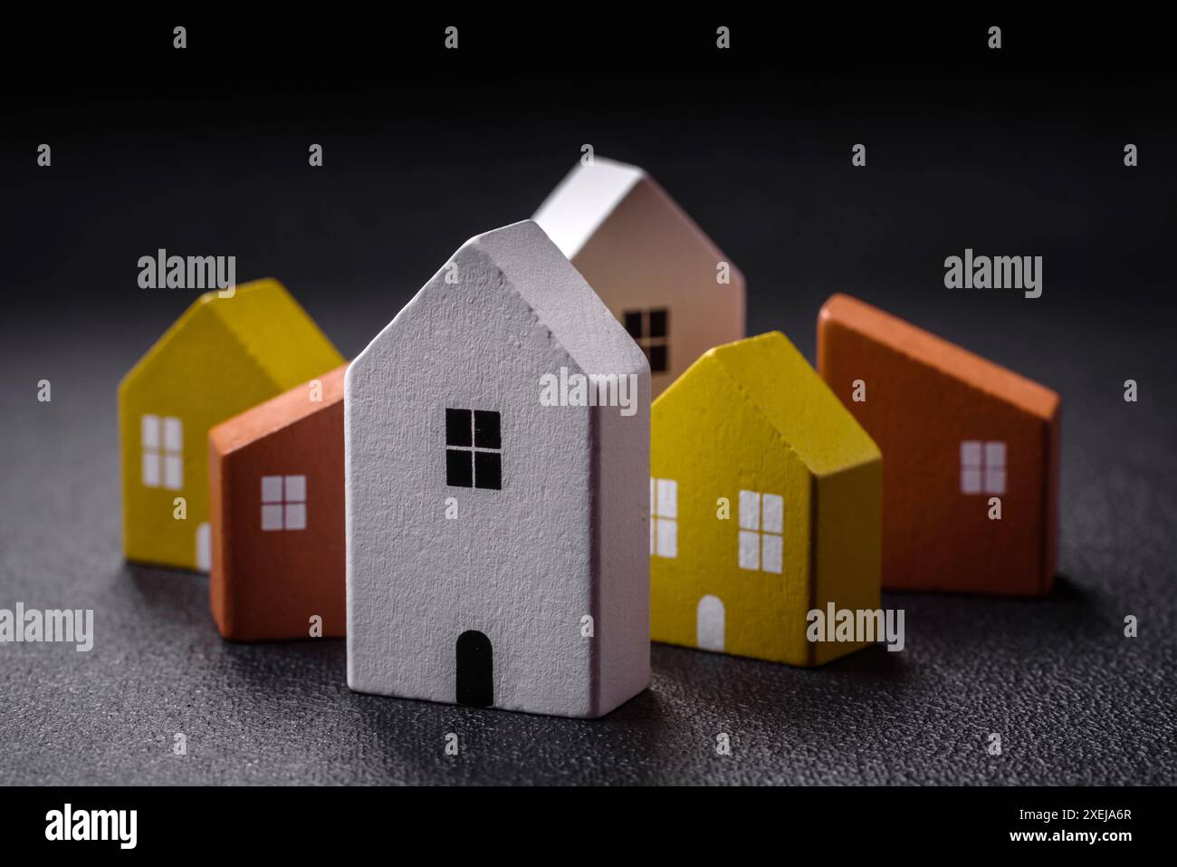 Una piccola casa in legno come idea per investire nella propria casa Foto Stock