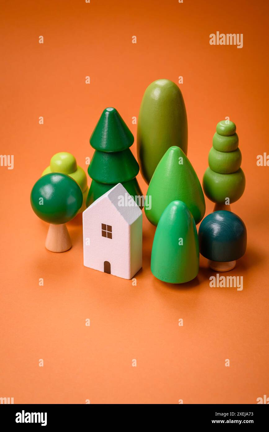 Una piccola casa in legno come idea per investire nella propria casa Foto Stock