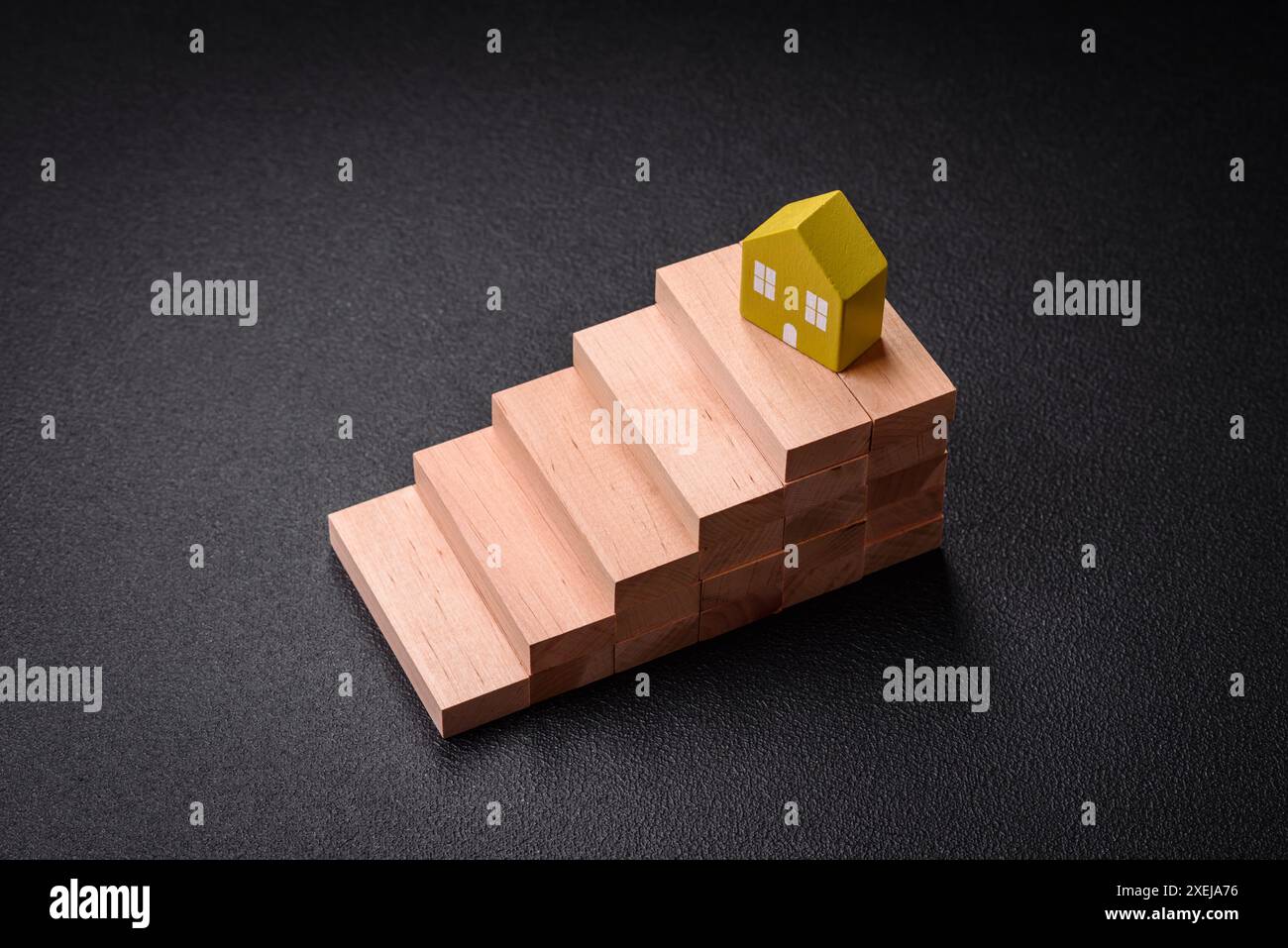 Una piccola casa in legno come idea per investire nella propria casa Foto Stock