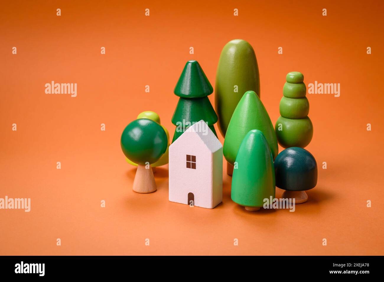 Una piccola casa in legno come idea per investire nella propria casa Foto Stock