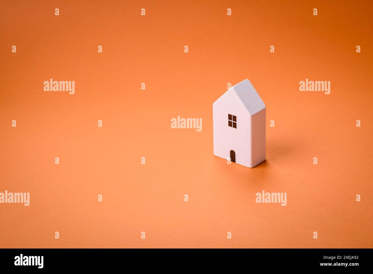 Una piccola casa in legno come idea per investire nella propria casa Foto Stock
