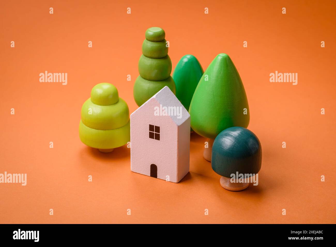 Una piccola casa in legno come idea per investire nella propria casa Foto Stock