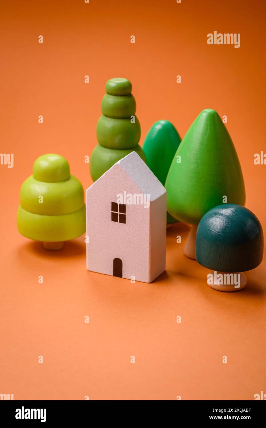 Una piccola casa in legno come idea per investire nella propria casa Foto Stock