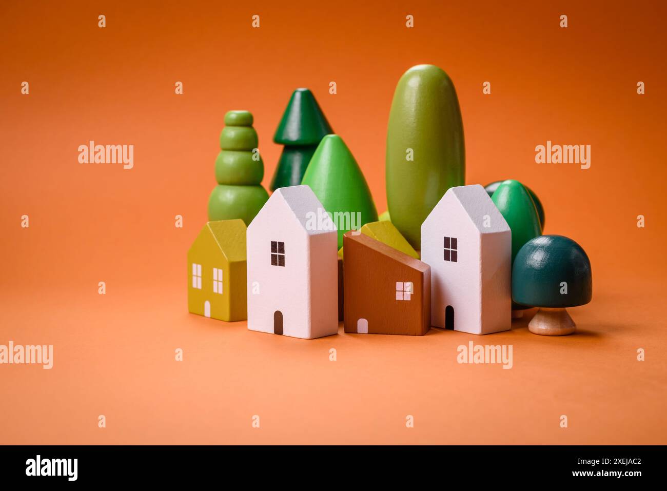 Una piccola casa in legno come idea per investire nella propria casa Foto Stock