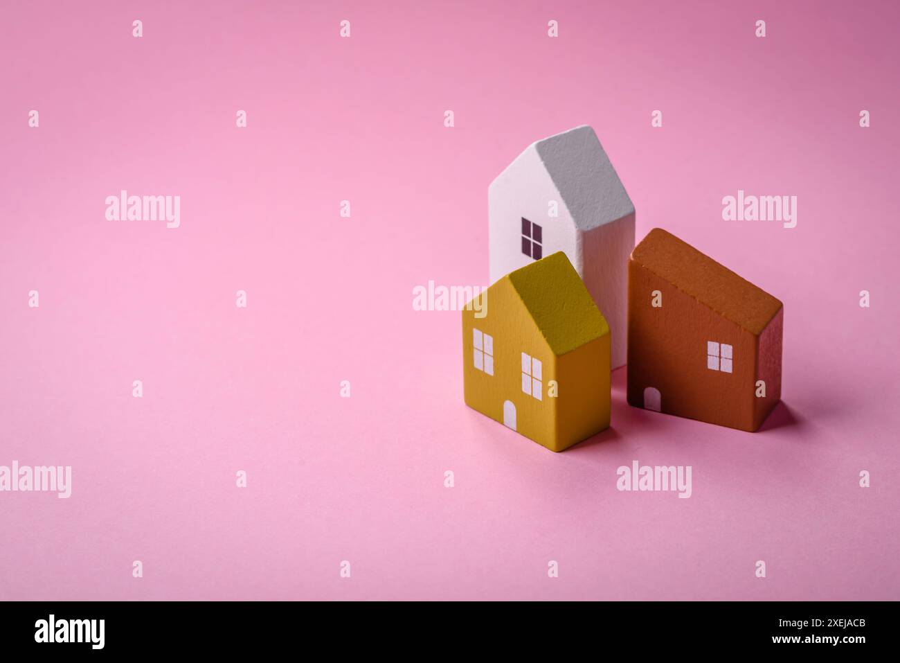 Una piccola casa in legno come idea per investire nella propria casa e raggiungere l'obiettivo di acquistare immobili Foto Stock